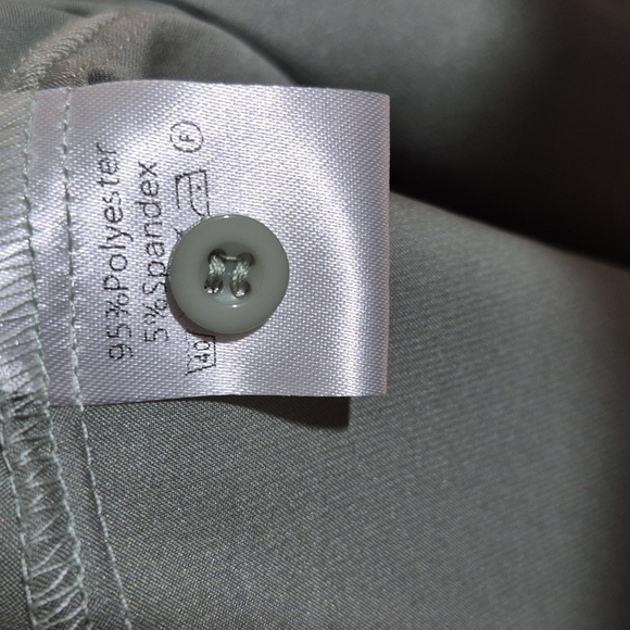 Sleek Green Button-Up Shirt - Picture 4 of 5